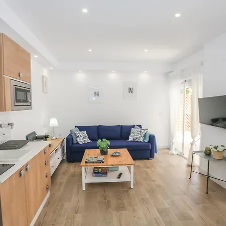 2 Beachfront Apartment *