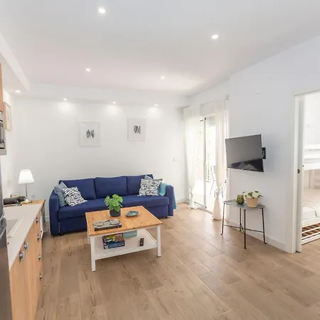 2 Beachfront Apartment *